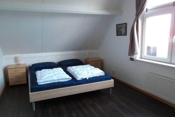 Slaapkamer - Mooie bungalow met tuin in Breskens (4)