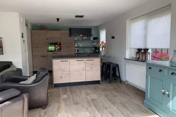 Keuken - Ruime bungalow nabij water in Breskens (4)