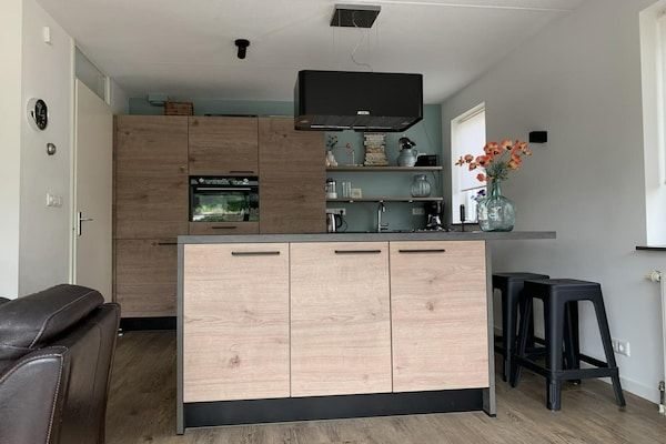 Keuken - Ruime bungalow nabij water in Breskens (3)