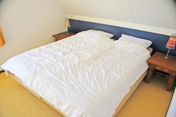Slaapkamer - Bungalow bij Breskens strand en vuurtoren in Breskens (4)