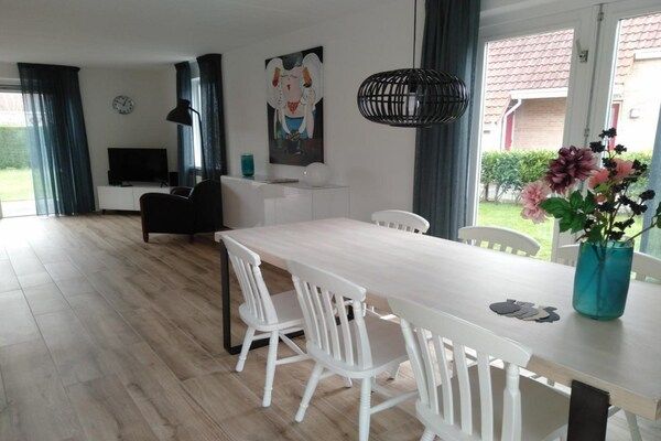 Eetkamer - Bungalow in Breskens bij Strand en Duinen in Breskens (2)