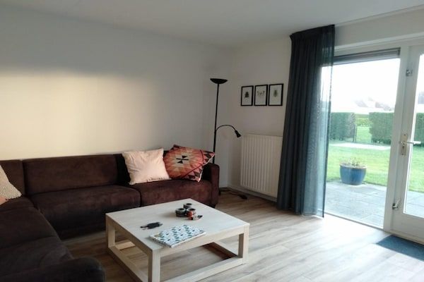 Woonkamer - Bungalow in Breskens bij Strand en Duinen in Breskens (1)