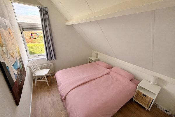 Slaapkamer - Bungalow in Breskens bij Strand en Duinen in Breskens (4)