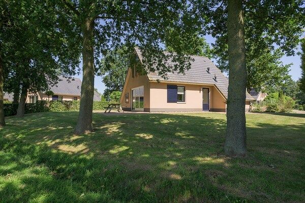 Buitenkant - Ruime bungalow in Friesland bij Slotermeer in Sondel (5)