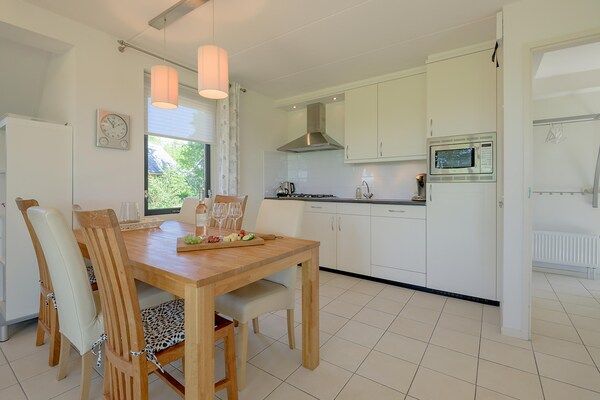 Keuken - Ruime bungalow in Friesland bij Slotermeer in Sondel (3)