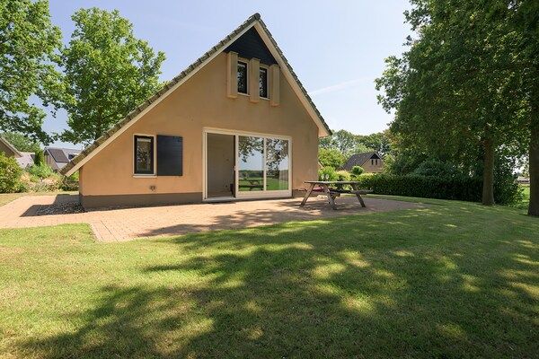 Buitenkant - Ruime bungalow in Friesland bij Slotermeer in Sondel (1)