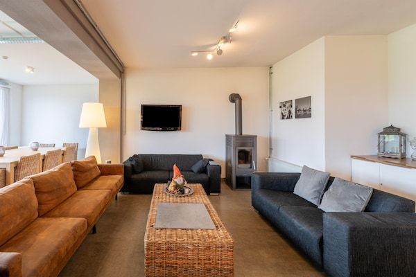 Woonkamer - Villa bij vliegveld Teuge en Paleis 't Loo in Teuge (2)