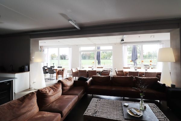 Woonkamer - Fantastische groepsvilla op de Veluwe in Teuge (3)