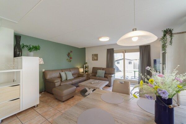 Woonkamer - Zonnig tuinverblijf vlakbij zee in Wemeldinge (2)