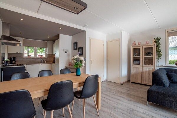 Eetkamer - Heerlijk vakantiehuis met bubbelbad in Wemeldinge (3)