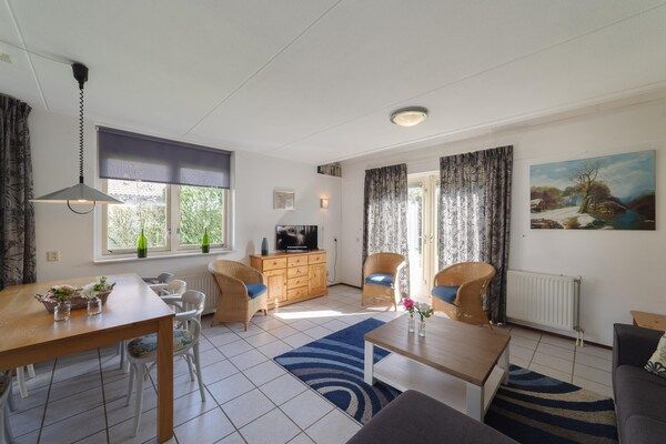 Eetkamer - Vakantiehuis in Zeeland met ruime tuin in Wemeldinge (5)
