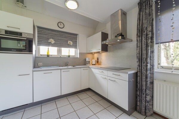 Keuken - Vakantiehuis in Zeeland met ruime tuin in Wemeldinge (3)