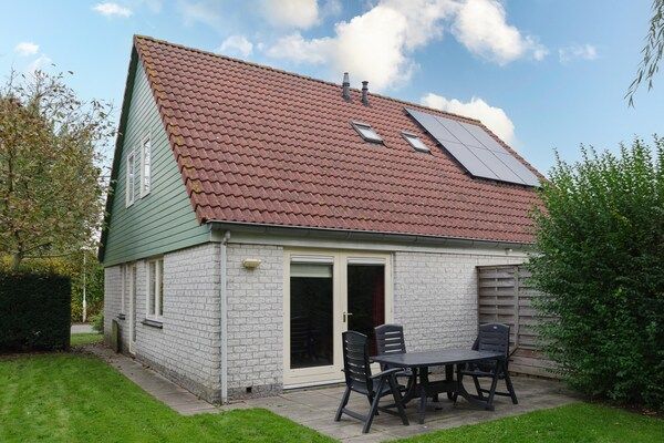 Buitenkant - Vakantiehuis in rustige park met terras in Wemeldinge (1)