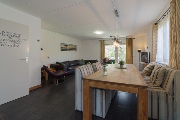Eetkamer - Vakantiehuis in Zeeland met ruime tuin in Wemeldinge (2)