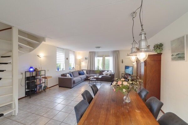 Woonkamer - Ruime vakantie aan de kust in Wemeldinge (2)
