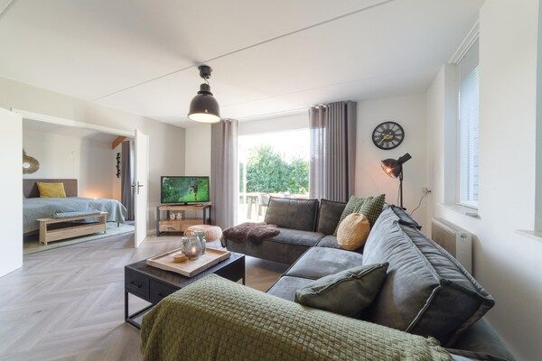Woonkamer - Vakantiehuis in rustige park met tuin in Wemeldinge (2)