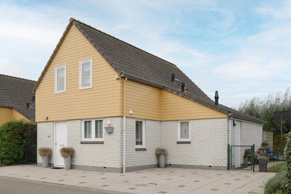 Buitenkant - Vakantiehuis in Zeeland met ruime tuin in Wemeldinge (1)
