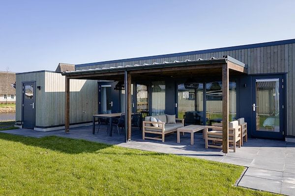 Buitenkant - Docklodge in Friesland met eigen aanlegplaats in Delfstrahuizen (1)