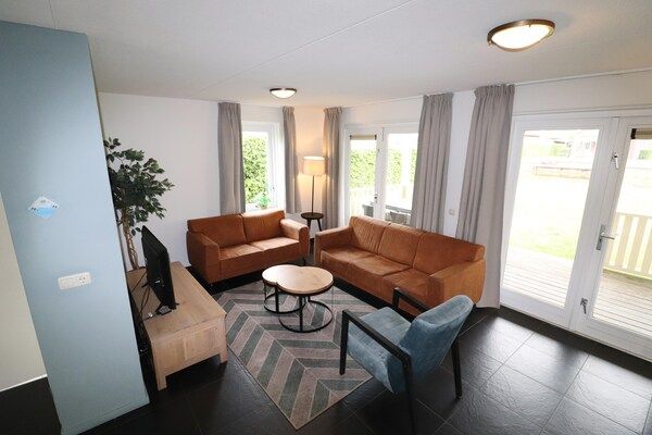 Woonkamer - Bungalow aan het Water met Sauna in Zuid-Holland in Simonshaven (5)