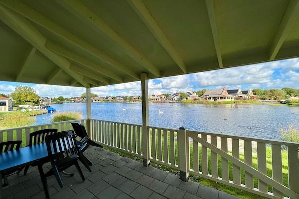 AreaSummer1KM - Bungalow aan het Water met Sauna in Simonshaven (2)