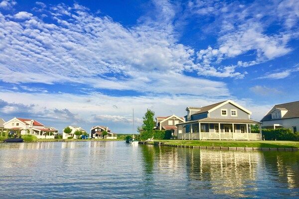 Buitenkant - Bungalow aan het Water met Sauna in Simonshaven (1)