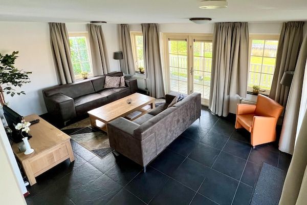 Woonkamer - Bungalow aan het Water met Sauna in Simonshaven (3)