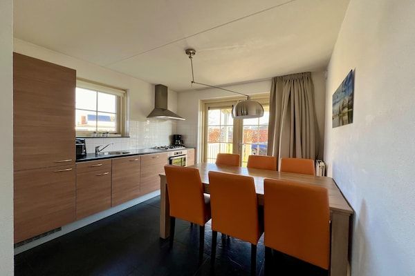 Woonkamer - Bungalow aan het Water met Sauna in Simonshaven (4)