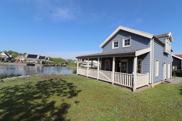 Buitenkant - Bungalow aan het Water met Sauna in Simonshaven (2)
