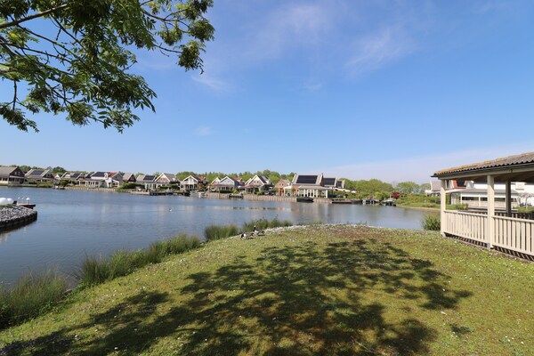 Uitzicht - Bungalow aan het Water met Sauna in Simonshaven (3)