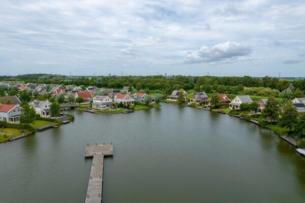 Buitenkant - Bungalow aan het water bij Rotterdam in Simonshaven (5)