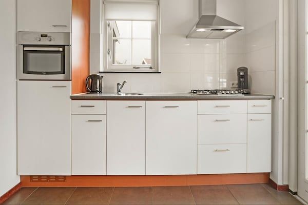 Keuken - Bungalow aan het water bij Rotterdam en Zeeland in Simonshaven (4)