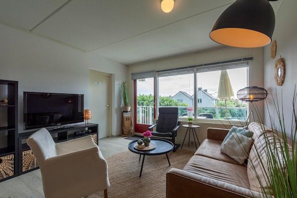 Woonkamer - Idyllische kustbasis met tuin in Callantsoog (5)