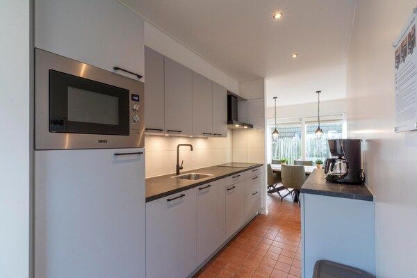 Keuken - Kustvilla met jacuzzi in Groote Keeten (5)