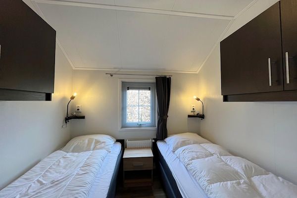 Slaapkamer - Boerderijverblijf aan het Meer, Friesland in Sint Nicolaasga (5)