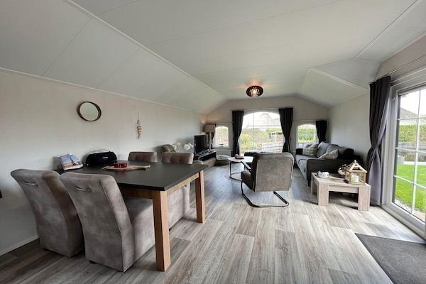 Eetkamer - Boerderijverblijf aan het Meer, Friesland in Sint Nicolaasga (3)