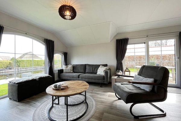 Woonkamer - Boerderijverblijf aan het Meer, Friesland in Sint Nicolaasga (2)