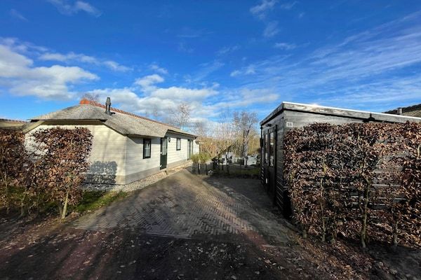 Buitenkant - Rustig verblijf aan het meer voor 4 gasten in Sint Nicolaasga (4)