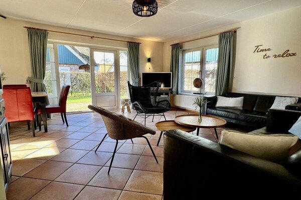Woonkamer - Villa dichtbij bos, strand & zee in Sint Maartenszee (2)