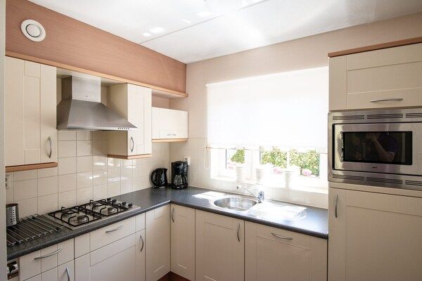 Keuken - Villa dichtbij bos, strand & zee in Sint Maartenszee (4)