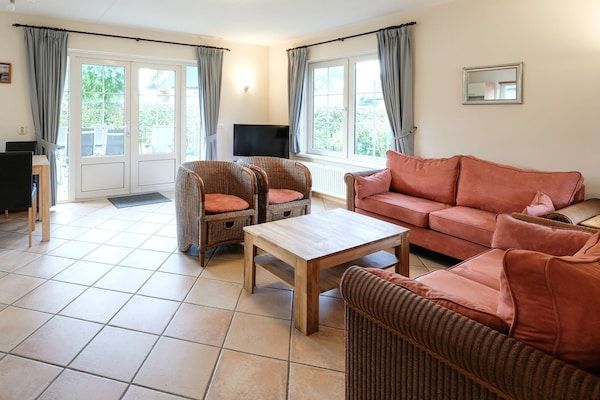 Woonkamer - 6-persoons vakantievilla met tuin in Sint Maartenszee (2)