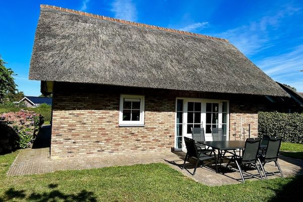 Buitenkant - Charmante villa met terras nabij bos in Sint Maartenszee (1)