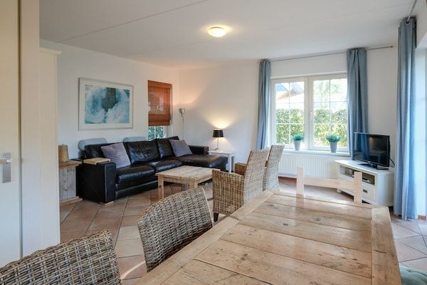 Woonkamer - Charmante villa met terras nabij bos in Sint Maartenszee (5)