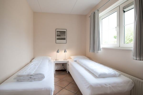 Slaapkamer - Charmante villa met terras nabij bos in Sint Maartenszee (4)