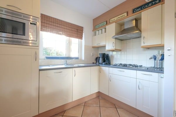 Keuken - Charmante villa met terras nabij bos in Sint Maartenszee (3)