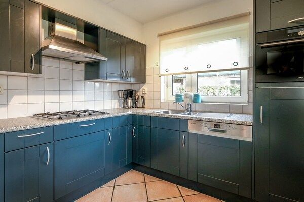 Keuken - Luxe kustvilla nabij bos in Sint Maartenszee (4)