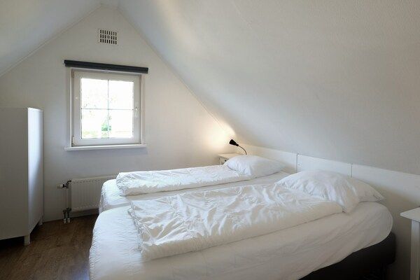 Slaapkamer - Luxe kustvilla nabij bos in Sint Maartenszee (5)