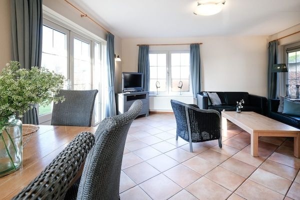 Woonkamer - Aangename villa vlakbij zee en strand in Sint Maartenszee (2)