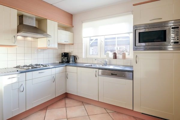 Keuken - Aangename villa vlakbij zee en strand in Sint Maartenszee (3)