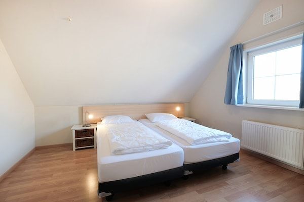 Slaapkamer - Aangename villa vlakbij zee en strand in Sint Maartenszee (5)