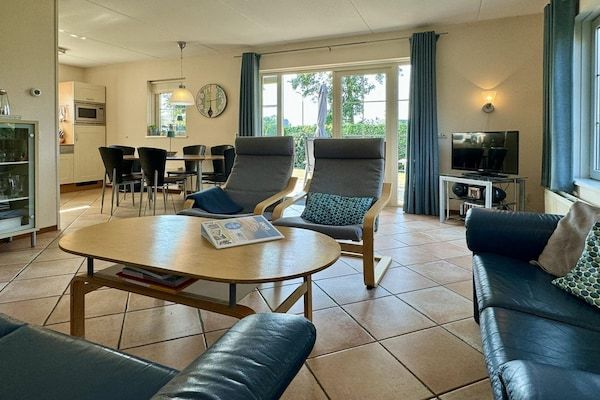 Woonkamer - Luxe villa dichtbij zee, strand en bos in Sint Maartenszee (3)
